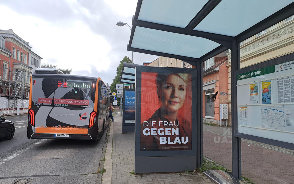 Popularna premier Manuela Schwesig walczy pod hasłem „Die Frau gegen Blau”, w wolnym tłumaczeniu ozn