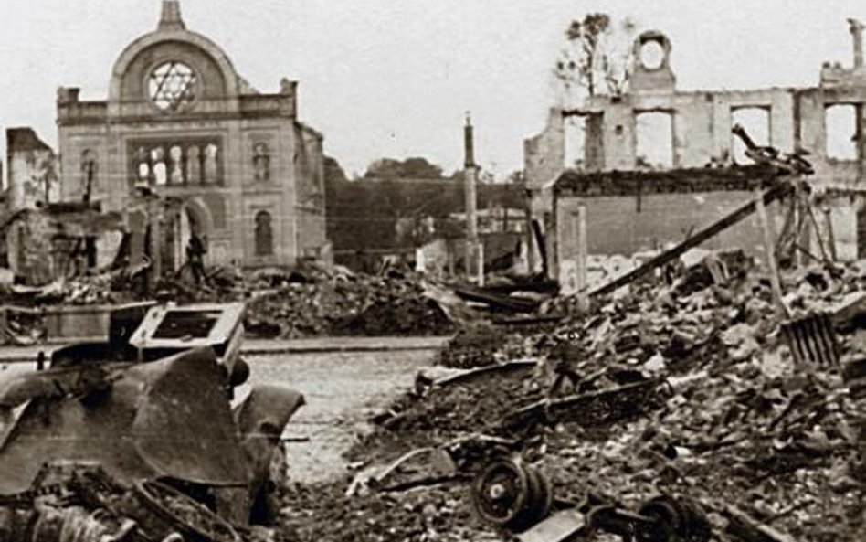 Wieluń po nalocie w 1939 r. Na zdjęciu spalona synagoga