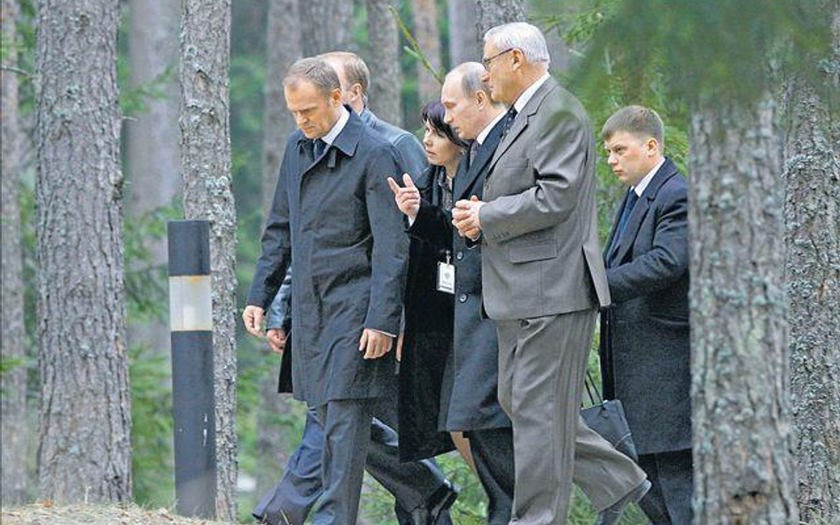 Premierzy Donald Tusk i Władimir Putin w Lesie Katyńskim