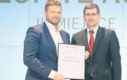 Deloitte zajął trzecie miejsce w rankingu głównym. Nagrodę z rąk Piotra Łyska, wiceprezesa Gremi Med
