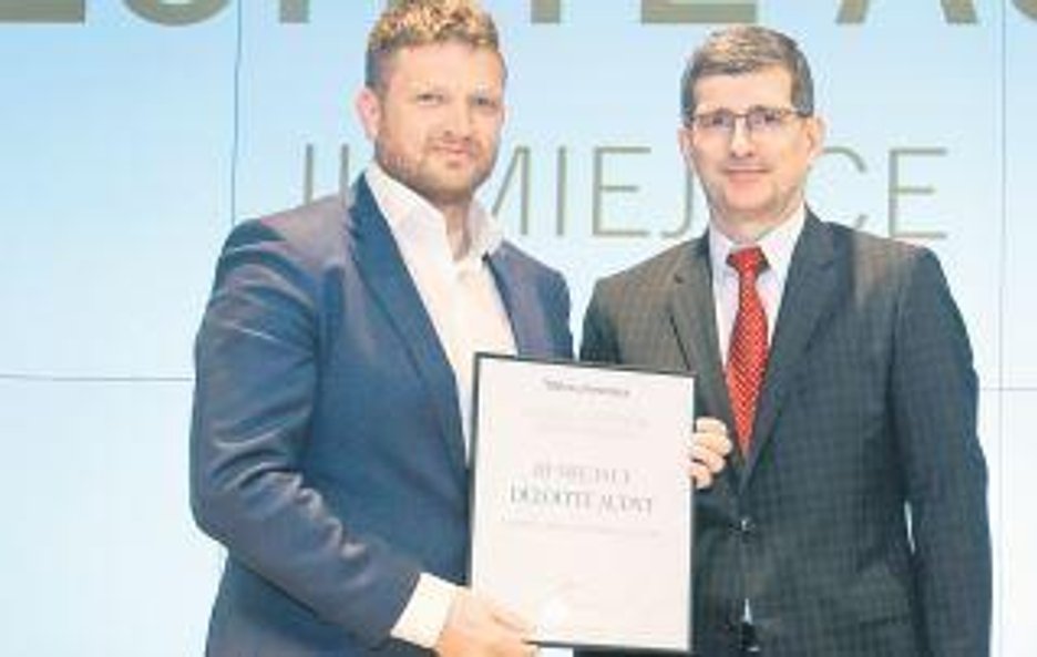 Deloitte zajął trzecie miejsce w rankingu głównym. Nagrodę z rąk Piotra Łyska, wiceprezesa Gremi Med