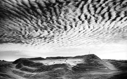 Paweł Pierściński, „Grodzisko w Stradowie”, 1967, seria „Nastroje Krajobrazu” z cyklu „Portret Ziemi