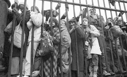 Warszawiacy gromadzili się tłumnie przy płocie Pałacu Namiestnikowskiego tylko w dniu rozpoczęcia ob