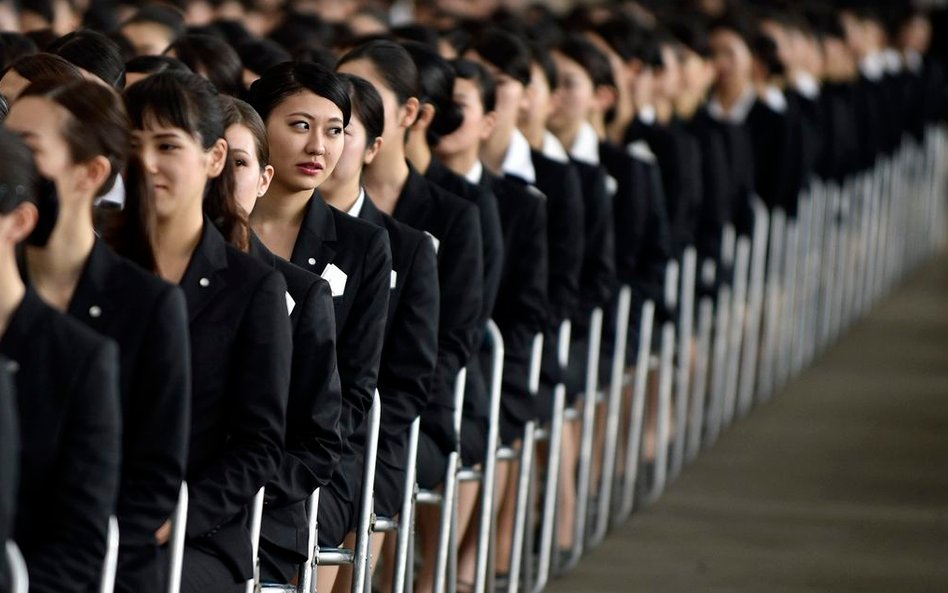 1 kwietnia, Japonia. Nowi pracownicy Japan Airlines na lotnisku Haneda w Tokio.
