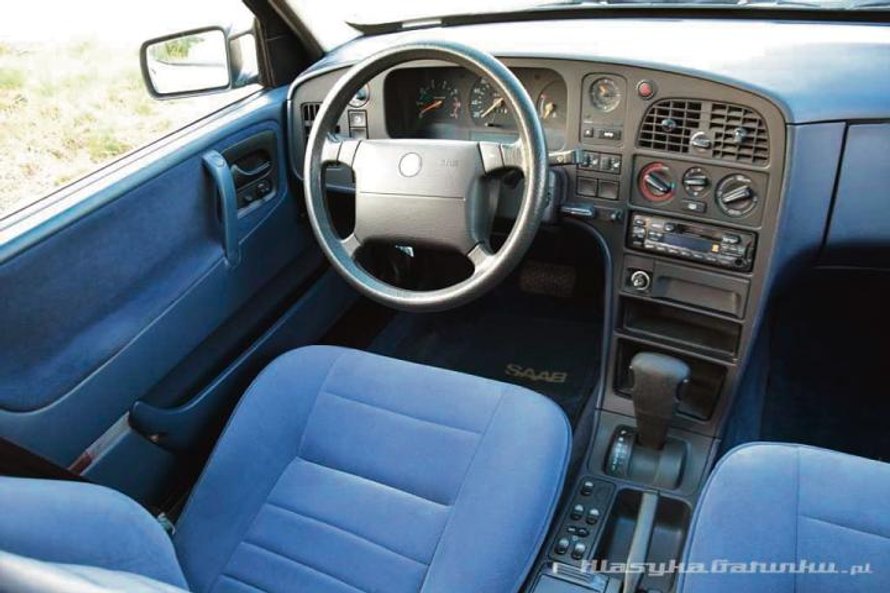 Ten egzemplarz został sprowadzony wprost ze Szwajcarii. Niebieska welurowa tapicerka jest obietnicą 