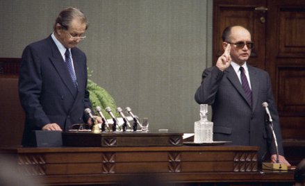 Zaprzysiężenie na urząd prezydenta PRL Wojciecha Jaruzelskiego. Z lewej marszałek Sejmu Mikołaj Koza