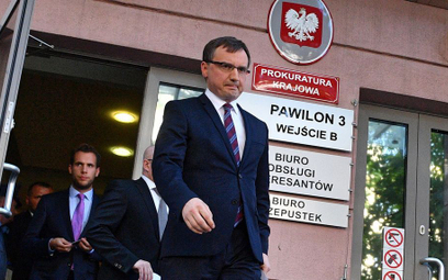Minister Zbigniew Ziobro w drodze na konferencję w sprawie dopalaczy, sierpień 2018 r.