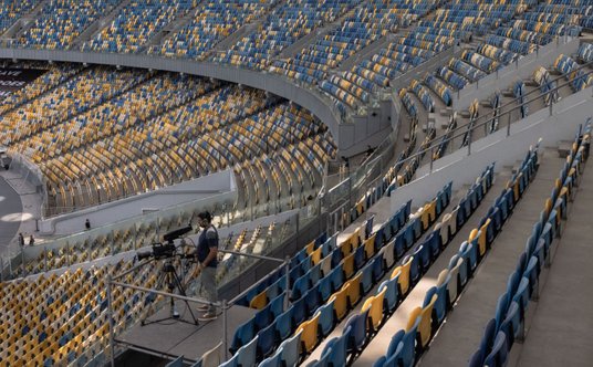 Puste trybuny Stadionu Olimpijskiego w Kijowie