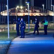 Policjanci patrolujący teren po wstrzymaniu całego ruchu na lotnisku w Kopenhadze z powodu doniesień