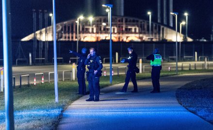 Policjanci patrolujący teren po wstrzymaniu całego ruchu na lotnisku w Kopenhadze z powodu doniesień