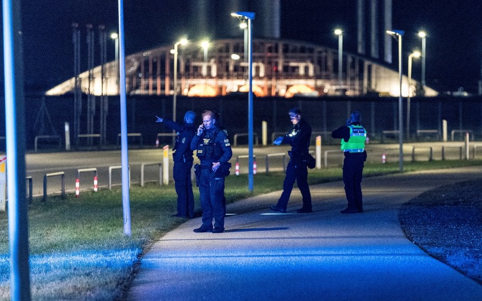 Policjanci patrolujący teren po wstrzymaniu całego ruchu na lotnisku w Kopenhadze z powodu doniesień