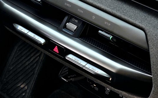 Brawo Kia! Deska rozdzielcza z klasycznymi pokrętłami i przyciskami