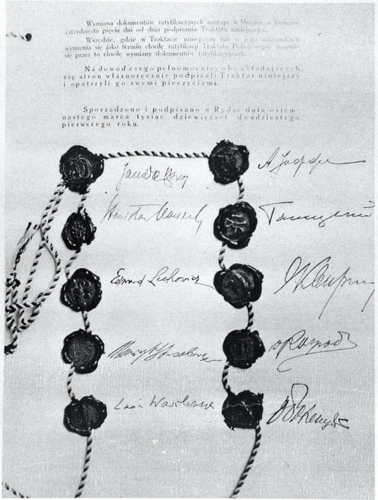 Ostatnia strona traktatu ryskiego wraz z&nbsp;pieczęciami i&nbsp;podpisami sygnatariuszy