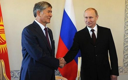 Almazbek Atambajew (z lewej) - fot. Kremlin.ru