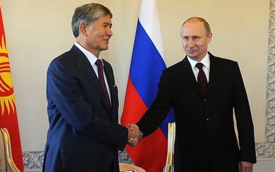 Almazbek Atambajew (z lewej) - fot. Kremlin.ru