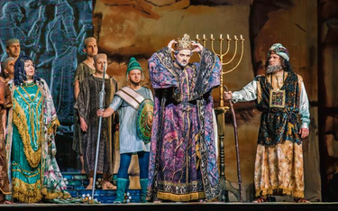 Akcja opery Verdiego rozgrywa się w starożytności w Babilonie i Judei.