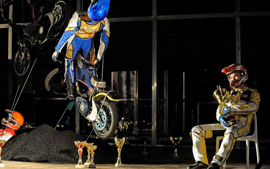 Ambitna kraksa cenionego reżysera czyli "Szwoleżerowie" Jana Klaty w Teatrze Polskim w Bydgoszczy z 