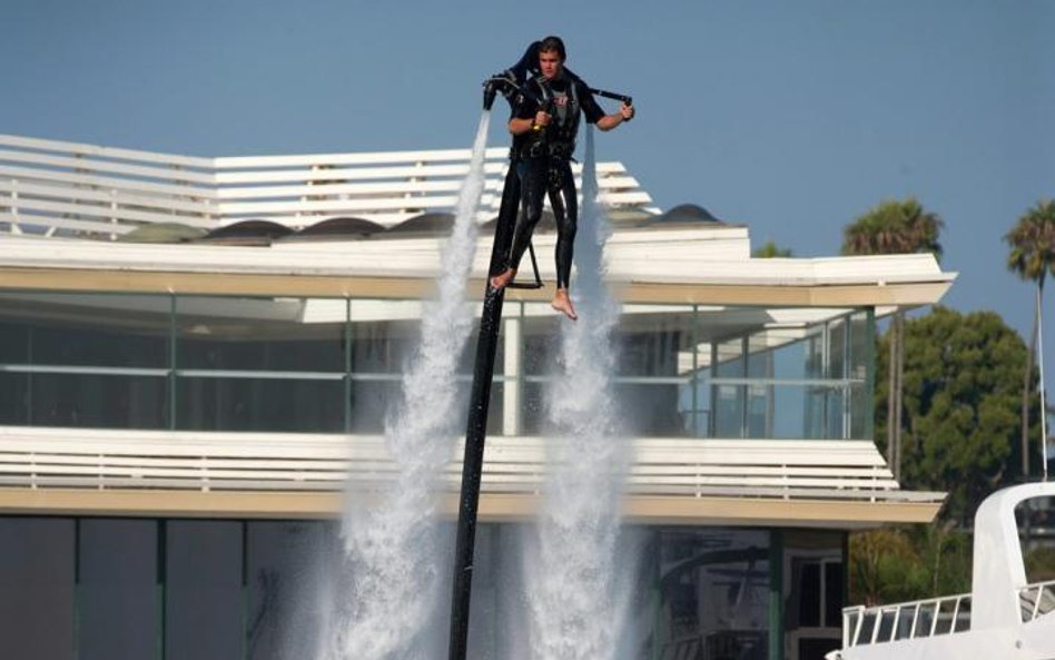 Wodny jetpack jest w stanie wznieść się zaledwie kilka metrów nad wodę
