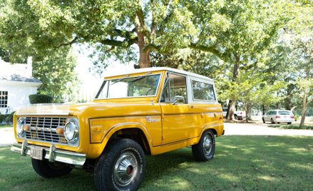 Ford Bronco pierwszej generacji z 1976 roku. Takich rarytasów najlepiej szukać za oceanem. Ten kanar