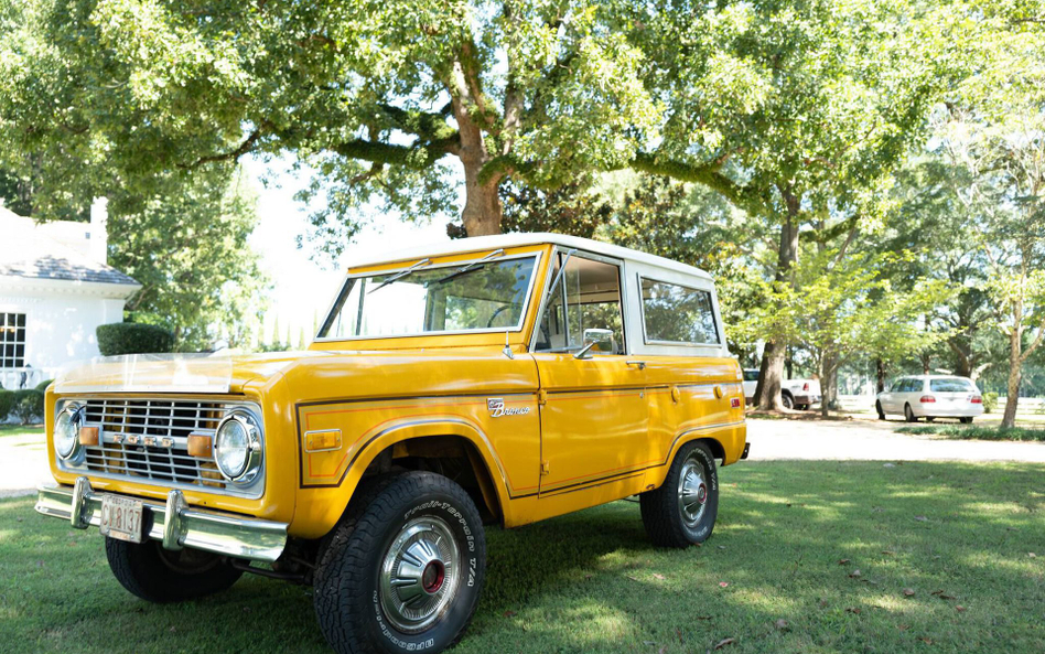 Ford Bronco pierwszej generacji z 1976 roku. Takich rarytasów najlepiej szukać za oceanem. Ten kanar