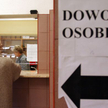 Koronawirus: dowody osobiste można wydawać w przyłbicy ochronnej - zmiana rozporządzenia ws. masecze