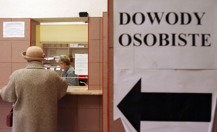 Koronawirus: dowody osobiste można wydawać w przyłbicy ochronnej - zmiana rozporządzenia ws. masecze