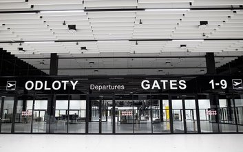 Terminal przylotów na lotnisku Warszawa-Radom zazwyczaj świeci pustkami