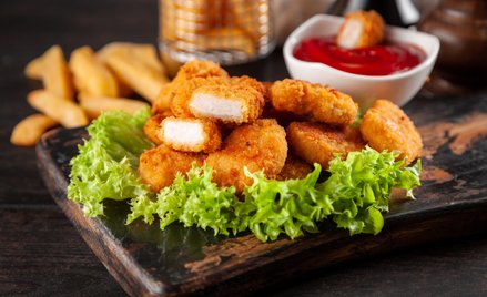 Mięsny gigant wycofuje 13 ton nuggetsów z kurczaka. Kawałki metalu w produkcie
