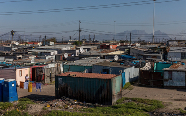 Domy mieszkalne w miasteczku Khayelitsha obok Góry Stołowej w Kapsztadzie w Republice Południowej Af