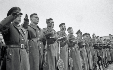 Przysięga żołnierzy Korpusu Bezpieczeństwa Wewnętrznego, ok. 1958 r.