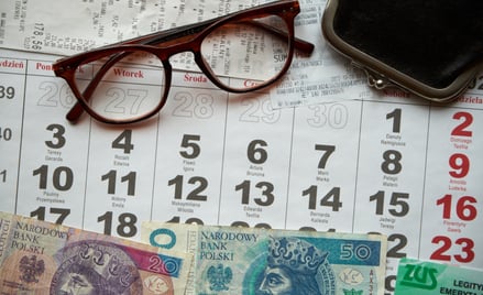 W kwietniu 2025 roku część osób otrzyma przelewy z emeryturami nieco wcześniej