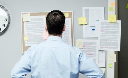 Nowe regulacje można podać do wiadomości pracowników w sposób zwyczajowo przyjęty w firmie.