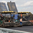 Największą część funduszy unijnych wydajemy na inwestycje infrastruktu- ralne, przede wszystkim budo