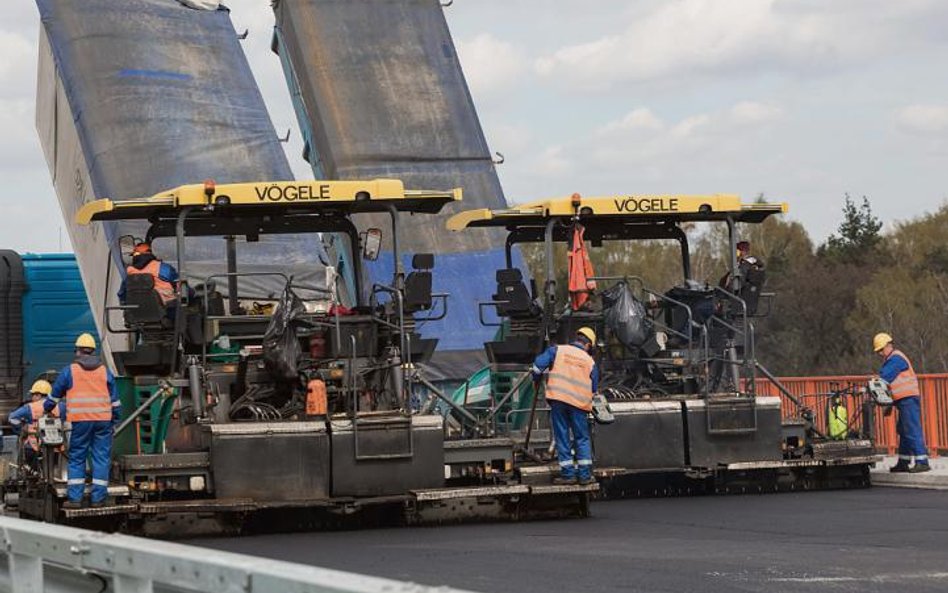 Największą część funduszy unijnych wydajemy na inwestycje infrastruktu- ralne, przede wszystkim budo