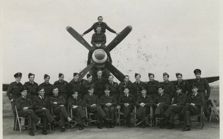 Piloci 316. Warszawskiego Dywizjonu Myśliwskiego na lotnisku Andrews Field w październiku 1945. Fot.
