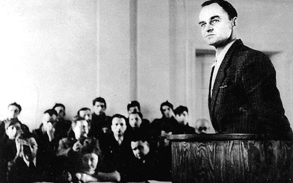 Witold Pilecki zeznaje podczas rozprawy