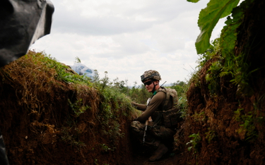 Ukraiński żołnierz w pobliżu linii frontu na odcinku bachmuckim