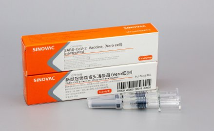 Ukraina kupuje szczepionki od Chin. 18 dolarów za sztukę