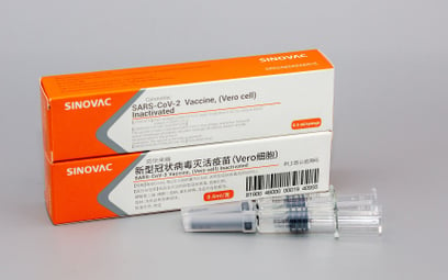 Ukraina kupuje szczepionki od Chin. 18 dolarów za sztukę