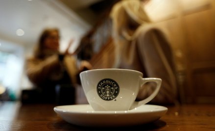 Starbucks zmienia zasady pracy hybrydowej. Prezes usiłuje zreorganizować firmę