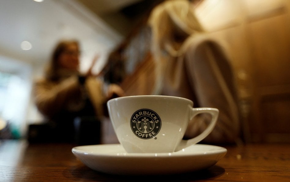 Starbucks zmienia zasady pracy hybrydowej. Prezes usiłuje zreorganizować firmę