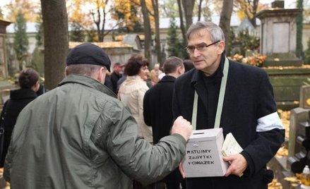 Olgierd Łukaszewicz kwestujący na Powązkach