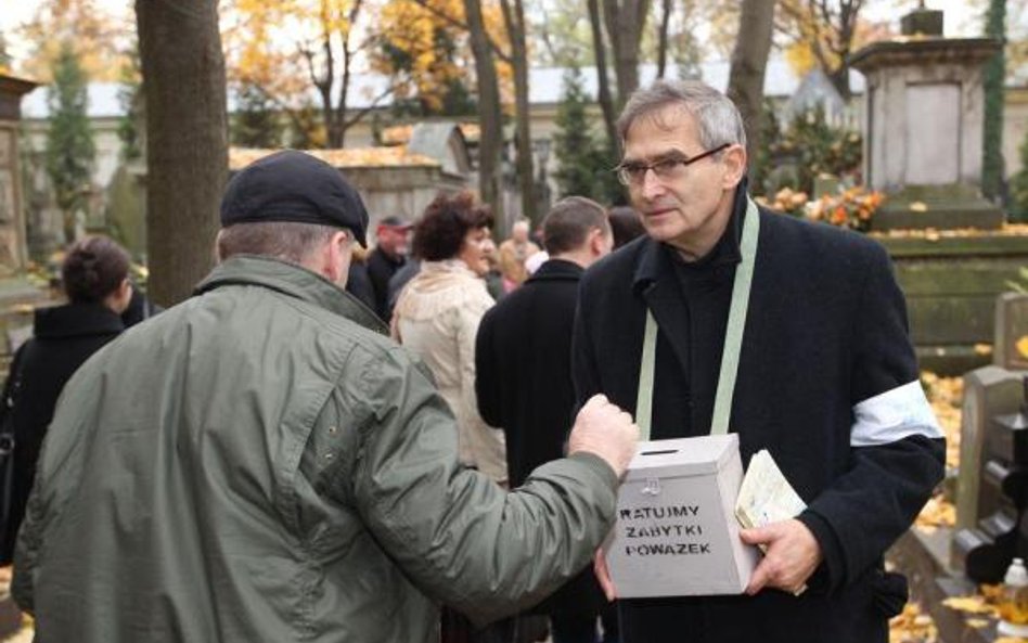 Olgierd Łukaszewicz kwestujący na Powązkach