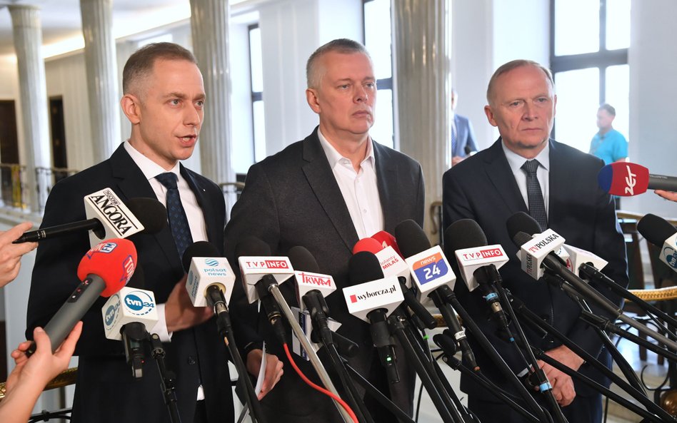 Posłowie Koalicji Obywatelskiej: Cezary Tomczyk, Tomasz Siemoniak i Czesław Mroczek na konferencji p