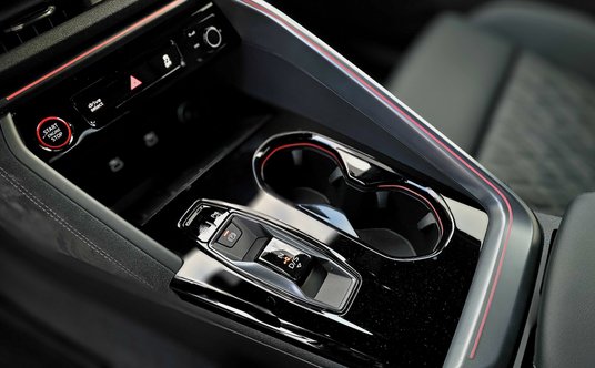 Praktyczna środkowa konsola. Jedyny jej minus to czarna polerowana powierzchnia - wygląda dobrze, al