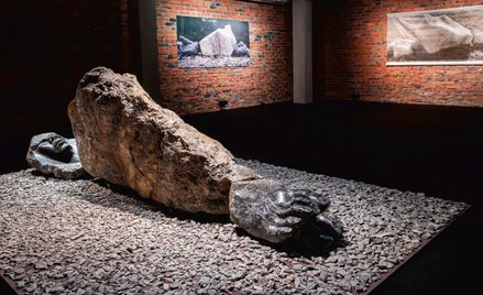 Marmurowy sarkofag Barbary Falender dedykowany innej rzeźbiarce – „Hommage dla Aliny Szapocznikow” w