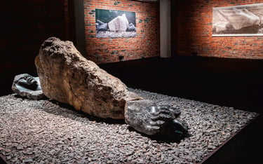 Marmurowy sarkofag Barbary Falender dedykowany innej rzeźbiarce – „Hommage dla Aliny Szapocznikow” w