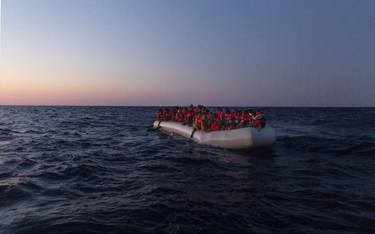 Uchodźcy z Afryki i Bliskiego Wschodu przybywają do Europy szlakiem przez Morze Śródziemne