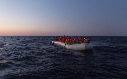 Uchodźcy z Afryki i Bliskiego Wschodu przybywają do Europy szlakiem przez Morze Śródziemne