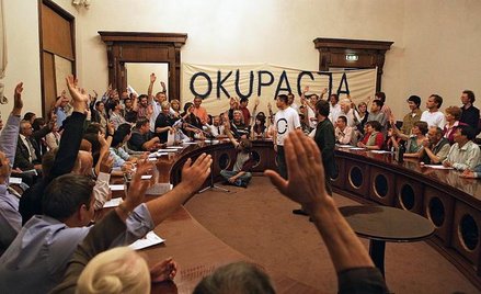 Tłum za tłumem, czyli z ironią o kapitalizmie